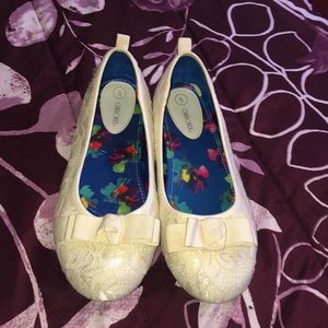 White/ Cream Lace Flats